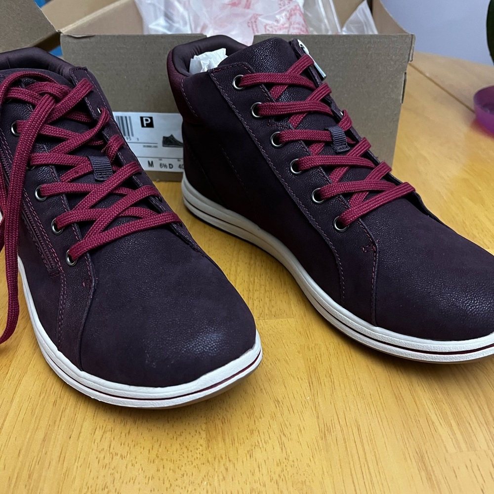 Clarks burgundy lace shoes, women’s size 9M, cloudsteppers. New in box.